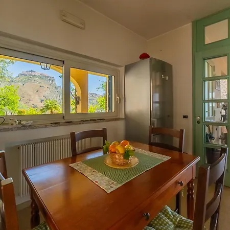 فيلة Sea View تاورمينا