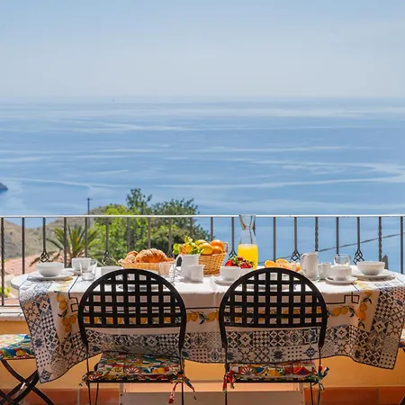 Sea View تاورمينا